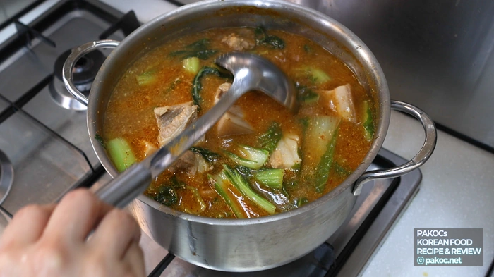 다양한 반찬으로 구성된 편의점 도시락