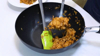 뚝배기에 담긴 볶음밥 사진