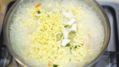 검은색 냄비 조리 사진