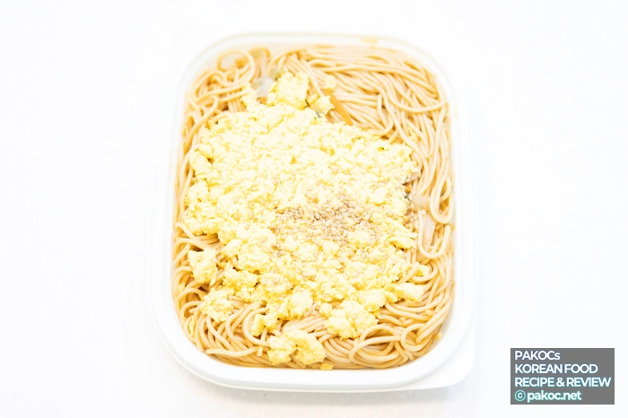 Foto de comparación de cantidad de huevo revuelto