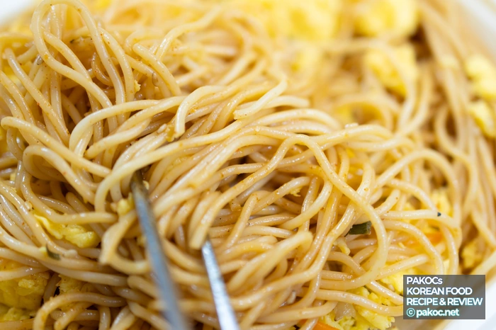 Imagen de degustación de arroz frito con sabor a ramen