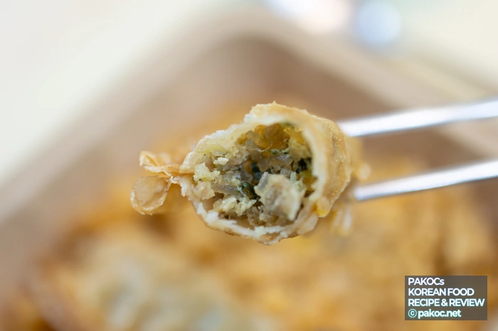 Foto de la composición de la pasta de huevo con ramen de sésamo