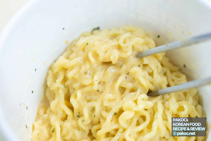 컵라면 개봉 사진 촬영