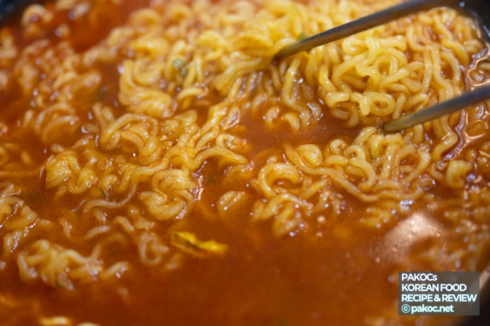 Omogari Kimchi Stew Ramen Features