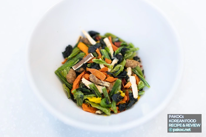 Ramen ingredients: dried garnish mix