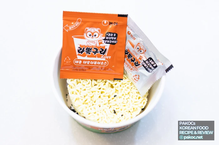 Ramen en vaso con fideos que absorben la salsa