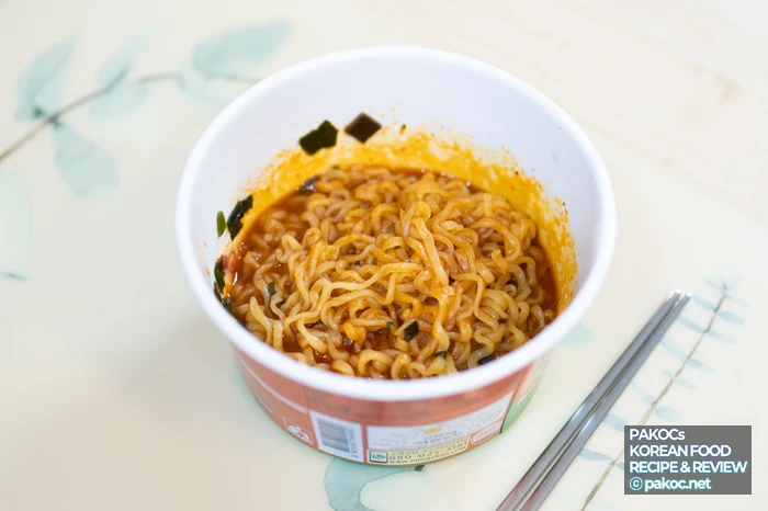 Ramen en vaso de Nongshim con una combinación tipo comida reconfortante