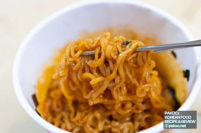 Sensación de fideos salteados de marisco, dulces y picantes