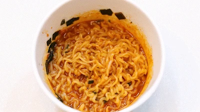 Características de un ramen en vaso con sabor a marisco
