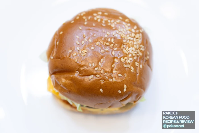 Frescura de la hamburguesa con cebolla y lechuga