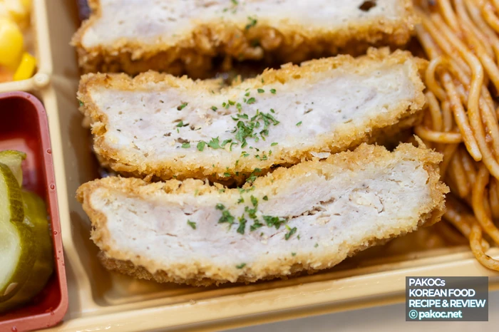 Composición de guarniciones con salchicha y tortilla