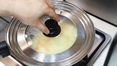 Cooking kimchi fried rice using microwave rice