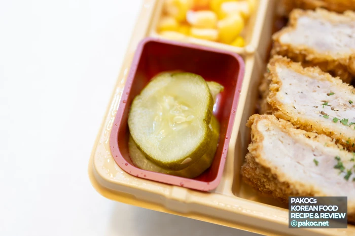 Característica del dosirak con porción generosa de arroz