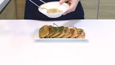 Rebozar bien las hojas de perilla con harina