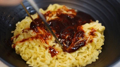 パルド ビビン麺の太めの麺の食感の特徴