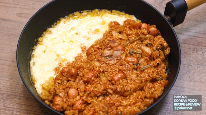 Finished spicy, savory ketchup kimchi fried rice