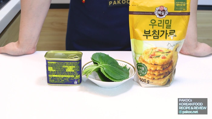 Rebozar de manera uniforme con harina para tortitas coreanas