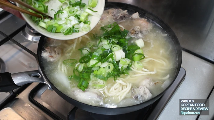 One-chicken kalguksu cooking process