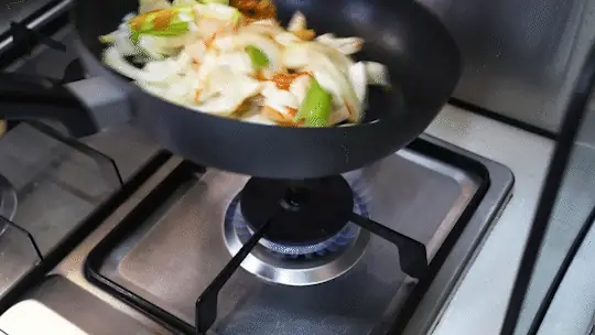 부대볶음 재료 볶기