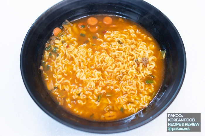 진한 사골육수 부대찌개면 이미지