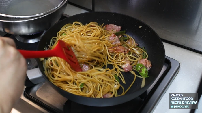 Dejando que la salsa empape la pasta cocida