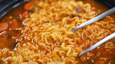 부대찌개면 사골육수 강조 이미지
