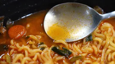 진한 국물 부대찌개면 이미지