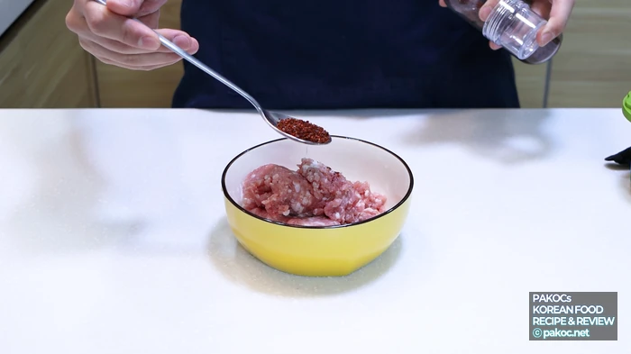豚ひき肉の下味の準備