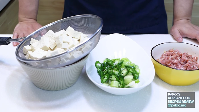 麻婆豆腐をご飯にのせる様子