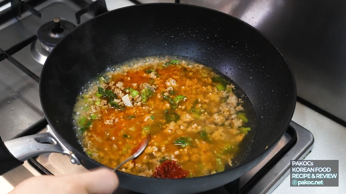麻婆豆腐の具材がなじんでいく様子