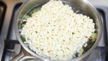 로컬 미식 닭한마리 칼국수