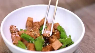 Stir-frying kkwari-gochu until crisp