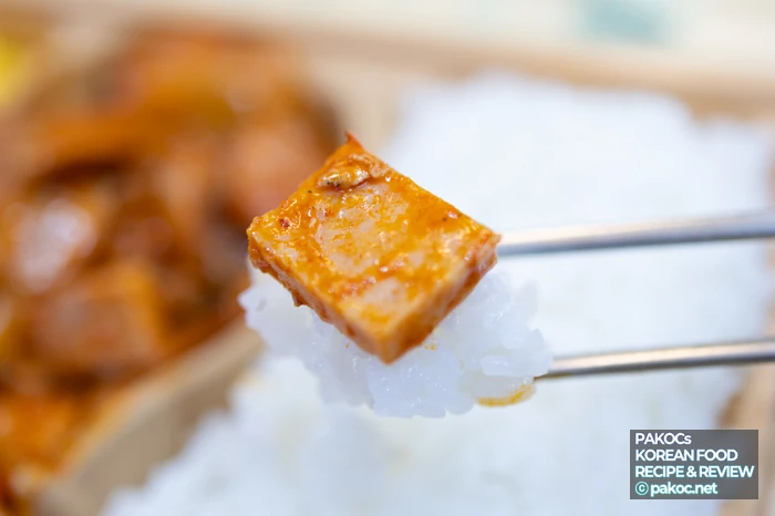 Reseña del budae bokkeum con ingredientes abundantes