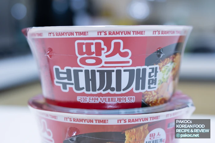 Revisión del contenido del vaso de budae jjigae