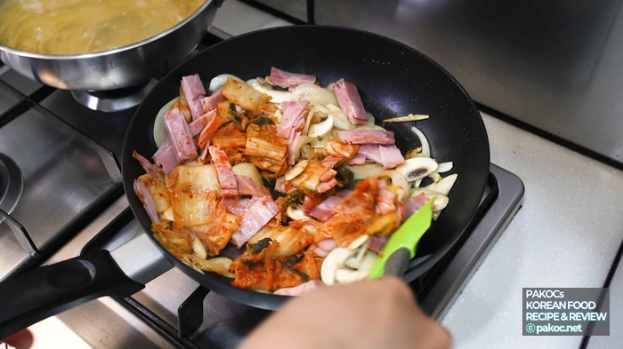 The delicious harmony of kimchi and tomato