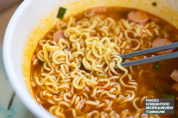 Justo un bol de budae jjigae en vaso