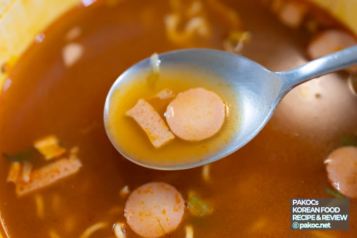 Comprar fideos de budae jjigae en una tienda de conveniencia