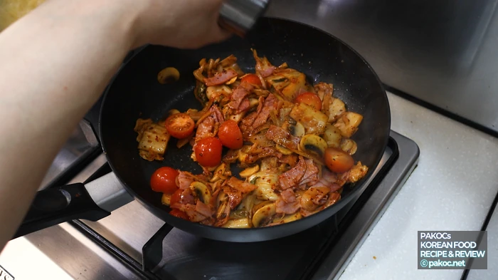 Making tasty kimchi spaghetti