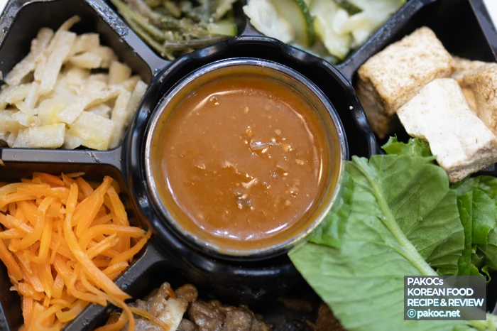 Bibimbap con aire de mesa campestre