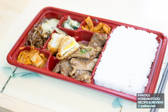 食卓に置いた弁当の全体