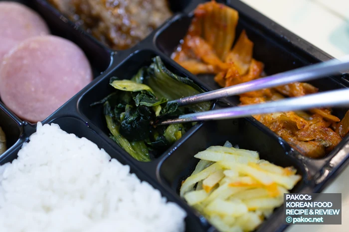 おなじみの味の弁当を食べる