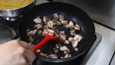 크리미한 달걀 노른자 소스