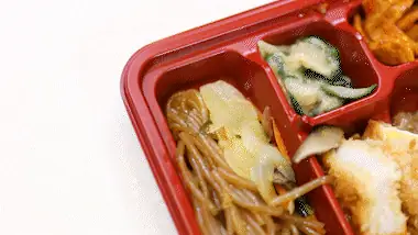 弁当の端にあるチャプチェととんかつ