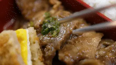 ネギをのせたプルコギと箸
