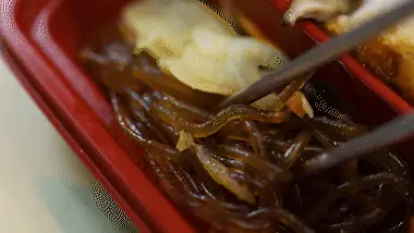 チャプチェを持ち上げる箸