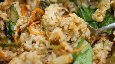 Información detallada del bibimbap con ingredientes de temporada